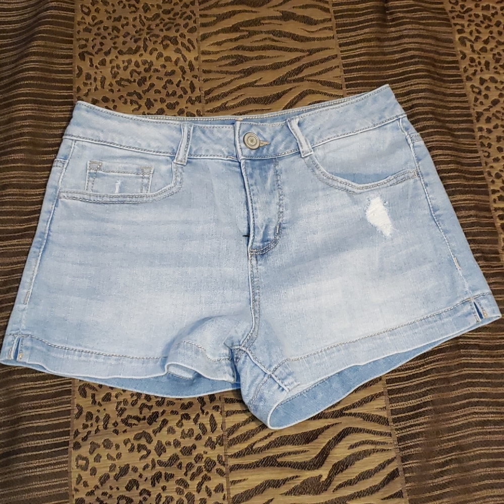 💘3 for $10💘 SO Distressed light Jean shorts